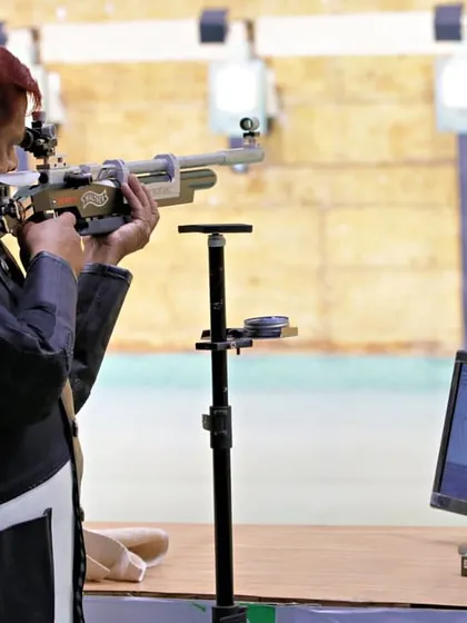 That perfect 10. An electronic target screen displays a flawless shot during the competition. Using modern technology like SIUS score systems is a non-negotiable part of my service to ensure fairness and accuracy.