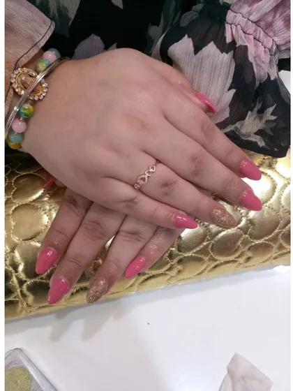 A glamorous combination of solid pink and sparkling gold glitter. This party-ready look features an accent nail fully coated in gold glitter, adding a touch of drama and festivity to the manicure.