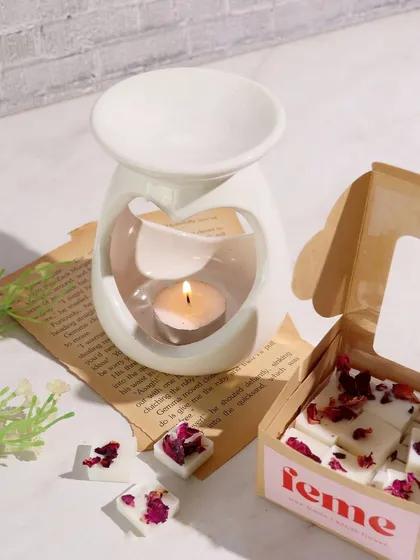 A must-have for the festive season: our heart-shaped diffuser paired with rose petal wax melts. A beautiful and fragrant combination.