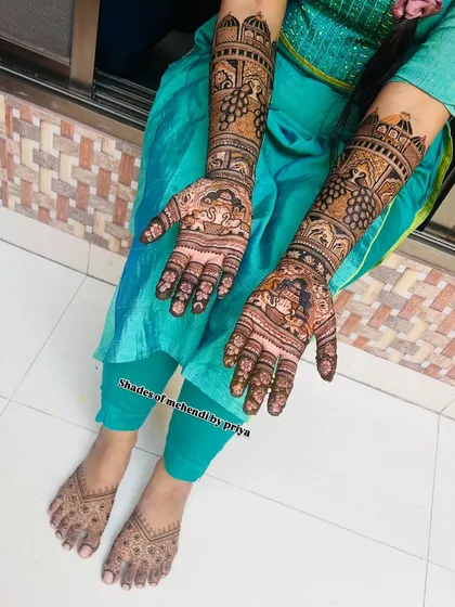 A full bridal look with matching hands and feet. The design is rich with traditional figures and patterns.