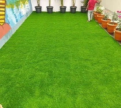 A simple and effective terrace solution. A large area covered with 35mm artificial grass creates an instant lawn for kids to play on.