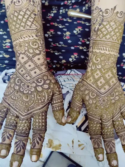 A classic design featuring a central mandala on the palm, surrounded by detailed patterns on the fingers and wrist.