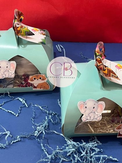 These jungle-themed return favour boxes are a simple and cute option for kids' parties. The window gives a little peek at the candies and treats packed inside.