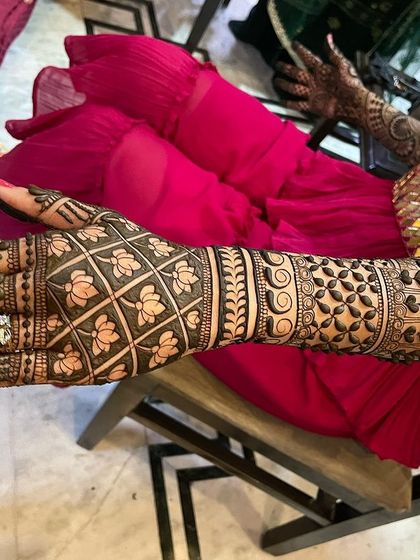 A beautiful design combining a lotus-themed jaal pattern on the palm with leafy bands on the arm.