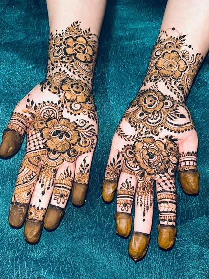 A floral design with full finger coverage, perfect for a traditional yet stylish look.