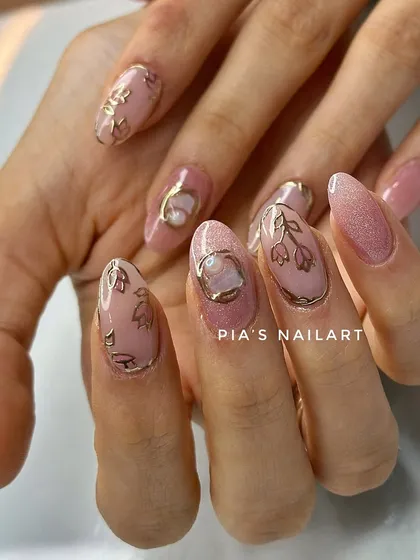 Soft yet detailed. These bridal extensions feature a shimmery pink base with delicate gold chrome outlines of flowers and a central pearl accent.
