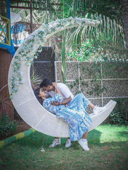  "Love you to the moon and back." This romantic moon-shaped swing is a popular and dreamy prop for couple photoshoots.