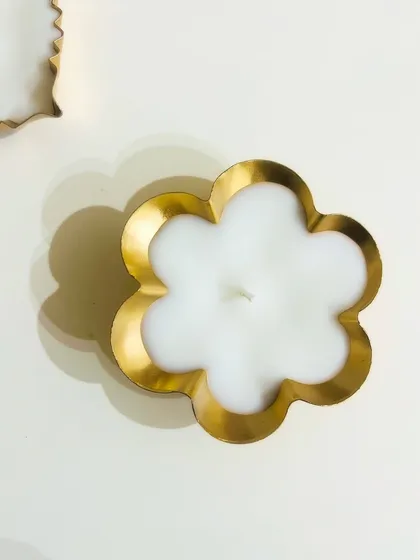 Another one of our new urli designs, featuring a scalloped flower shape in a brilliant gold finish. It's filled with our signature hand-poured soy wax.