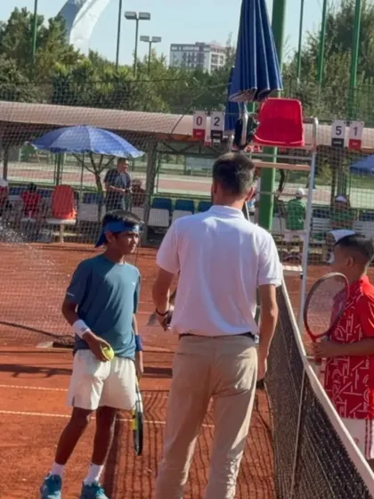 Our player Aarav Chhallani in discussion with the team coach during a changeover at the ATF U-12 team event.