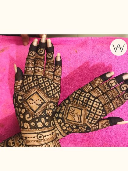 The back of the hands for an engagement bride, featuring geometric jaal work and personalized initial blocks.