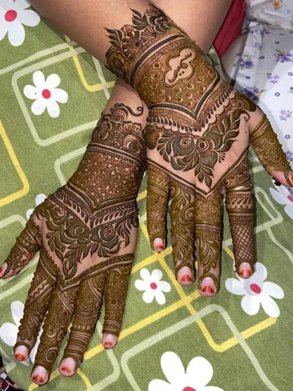 A complete view of the V-shaped back-hand design, which also includes a personalized Arabic name on one wrist.