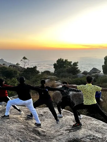 There's nothing like starting the day with yoga and a beautiful sunrise. This was a group session on a hilltop, combining movement with the beauty of nature. My outdoor classes are all about connecting with your surroundings and yourself.