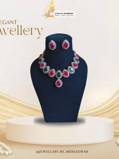 A classic festive combination of red and green stones in this elegant necklace set. This piece is perfect for traditional events and weddings.