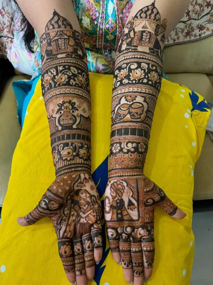 A full bridal design featuring portraits of the couple's varmala ceremony. We also included traditional elements like dhol, shehnai, and palace architecture to complete the wedding theme.