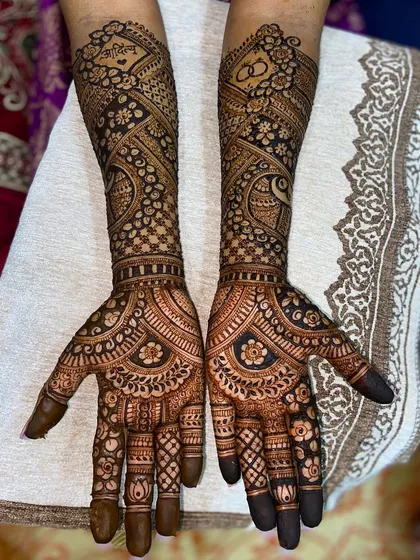 Another view of the personalized 'Priya' mehandi, showing the clarity of the lettering and the rich detail of the surrounding design.