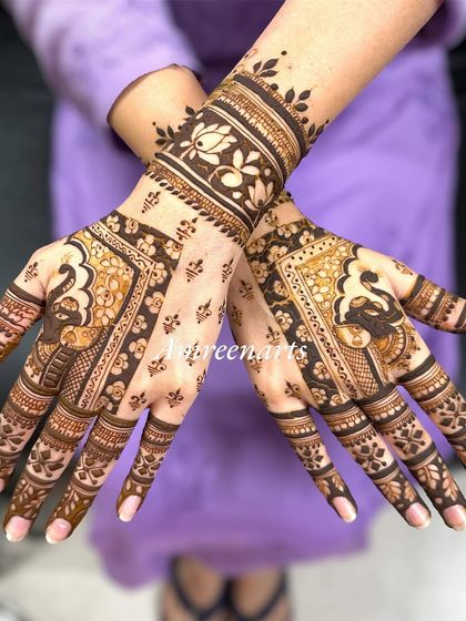 A simpler design for guests, featuring elegant elephant motifs on the back of the hands.