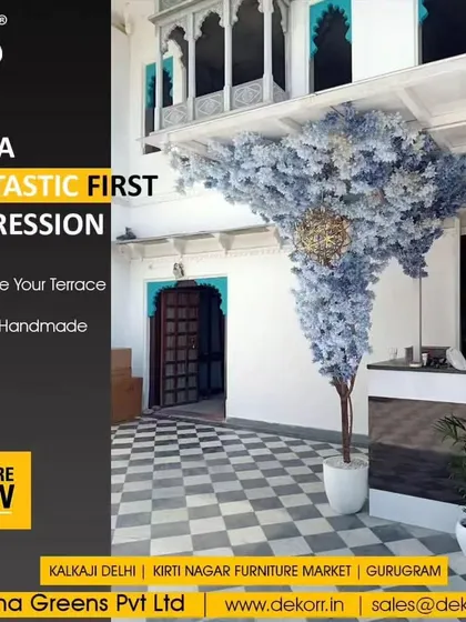 For a fantastic first impression, we renovated this terrace with an artificial handmade tree. The light blue blossoms create a unique and serene atmosphere in this beautiful architectural setting.