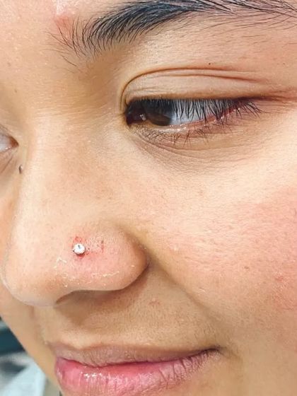 Here you can see a fresh nostril piercing, done cleanly with a sterile needle. I prioritize hygiene to ensure a safe experience and smooth healing process.