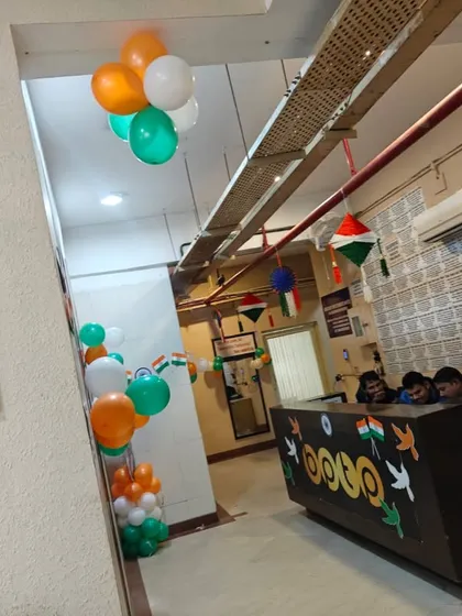 This is another angle of the office reception, showing how tricolor balloon bouquets can be used to decorate corners and entryways, guiding visitors into the celebratory space.