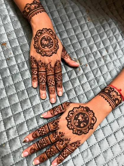 A lovely back-hand design with a central mandala and delicate patterns on the fingers.