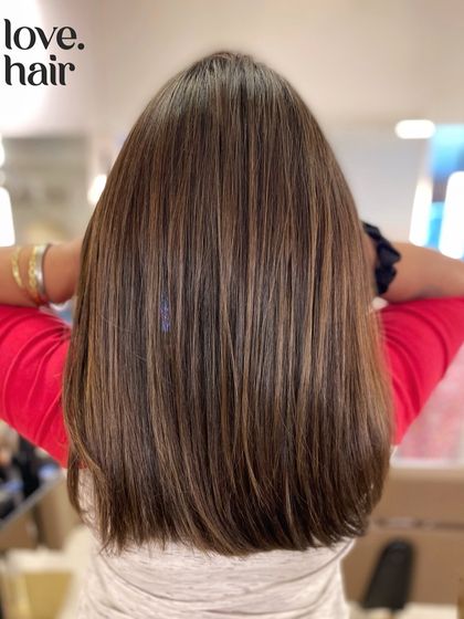 Just gorgeous, no-nonsense hair. This mushroom brown balayage on straight hair is sleek, modern, and effortlessly cool, with finely woven highlights for a natural finish.