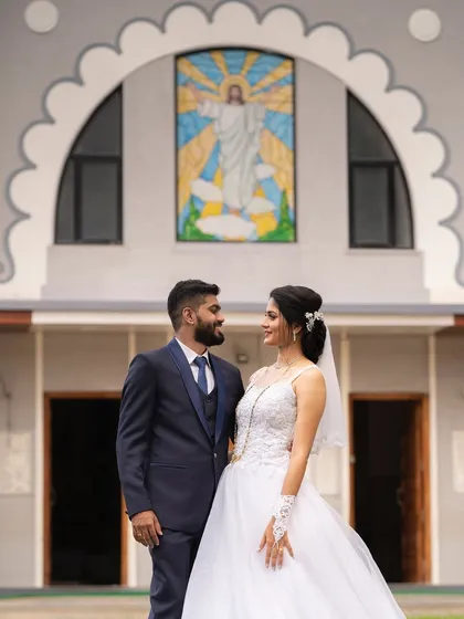 The elegance and solemnity of a Christian wedding. I am experienced in capturing the grace of diverse ceremonies, from the bride's white gown to the sacred vows exchanged at the altar.