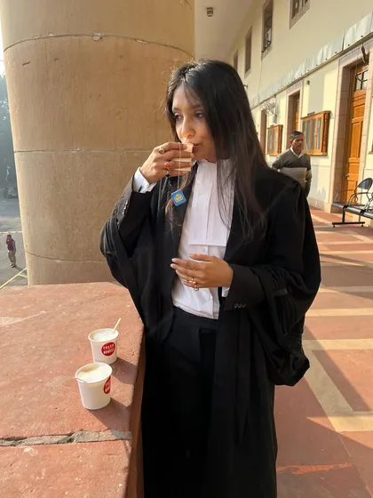 Enjoying a coffee break in the corridors of the Supreme Court. These small moments of pause are essential to get through long and demanding days.
