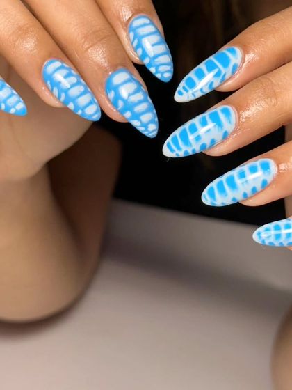 A complete look at the eye-catching blue and white patterned nail set.