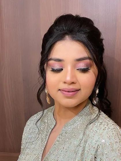A closer look at the delicate makeup, featuring a soft pink eyeshadow and a natural lip colour that enhances her features beautifully.