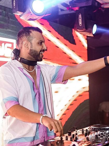 A duplicate of my pointing pose, a great action shot.