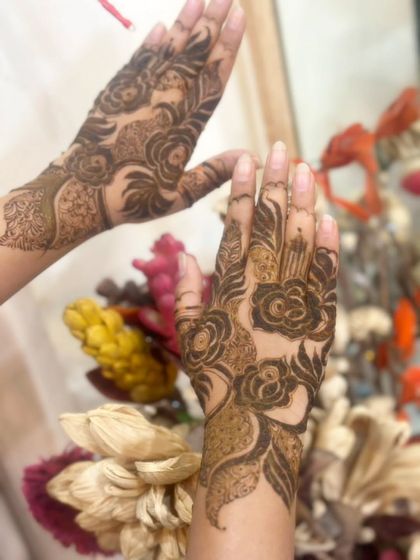 Another view of the modern rose henna, perfect for a stylish and contemporary look.