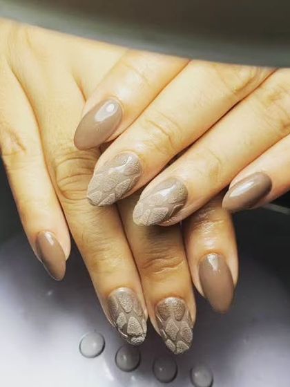 A unique textured design, with a matte nude base and a raised, knitted sweater pattern on the accent nails.