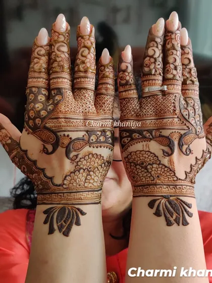 Another gorgeous peacock mehendi design! This one combines the peacock motif with a large lotus on the wrist, blending two of the most beautiful elements in traditional henna.
