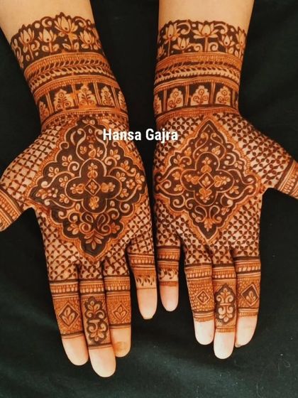 A beautiful example of siders mehendi with symmetrical patterns and a central motif. It's a classic and timeless choice for bridesmaids and close family.