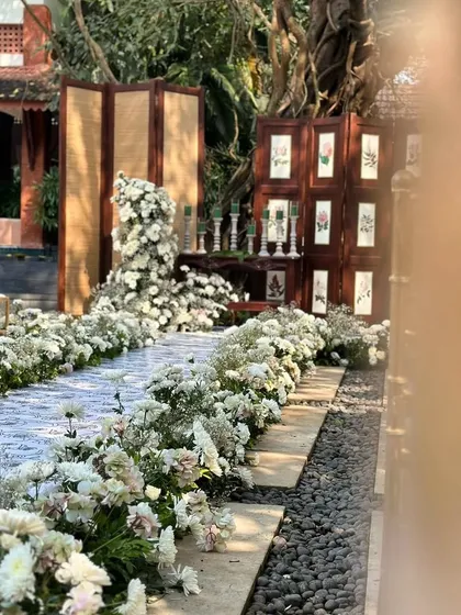 A simple yet beautiful white floral aisle, creating a natural and elegant path for the wedding ceremony.