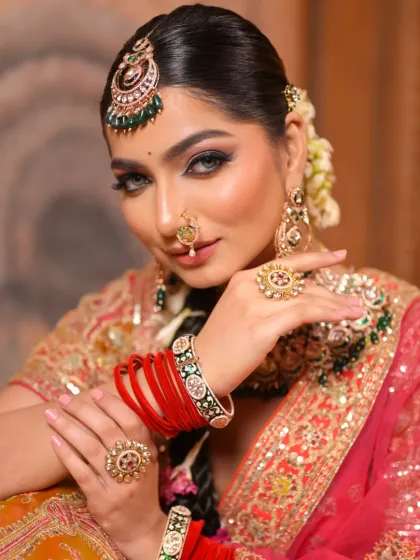 A close-up that focuses on the eyes and hands. The sharp, winged eyeliner and perfectly manicured nails are details that complete the bridal look.