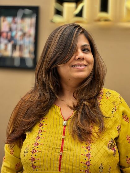 Here you can see how the highlights frame the face and add dimension. The layered cut combined with the color creates a look full of movement and shine.