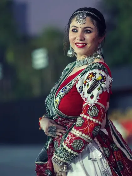 I can't get enough of this traditional look. The right outfit, makeup, and photography come together to create magic.