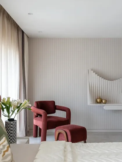 We designed this parent's bedroom in the Evelyn duplex as a peaceful haven. The soothing color palette of rose brown and beige, combined with soft textures and simple, elegant furniture, creates a true sanctuary for relaxation.