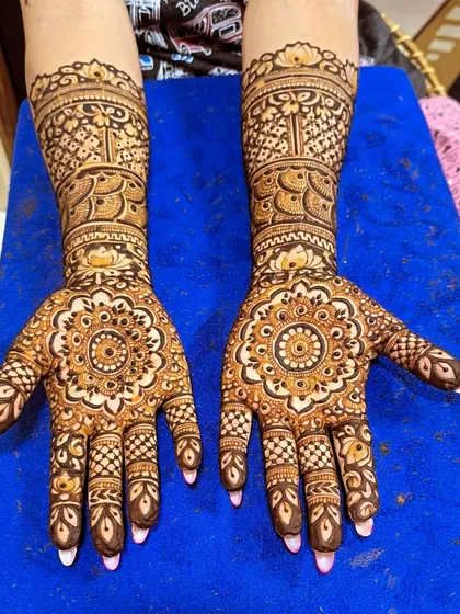 The timeless beauty of a traditional mandala design. Centered on the palm, this style is classic, elegant, and always a popular choice for brides and for festive occasions.