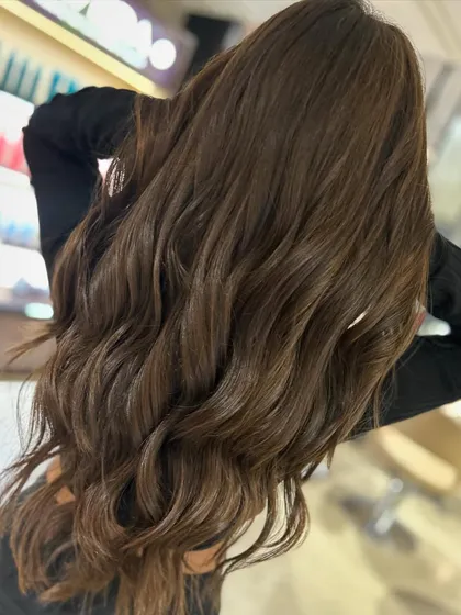 A stunning hair transformation for a first-time color client. I used a balayage technique with back-to-back foils and added long face-framing layers.