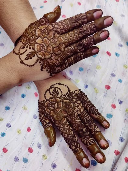 A simple and elegant design for the back of the hands. This is a great choice for Eid or a small party when you want something beautiful but not too heavy.