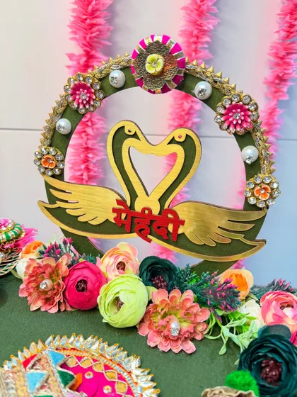 A close-up of the beautiful swan motif on our green Mehendi platter. The intricate details and the surrounding floral arrangement make it a centerpiece worthy of your special day.