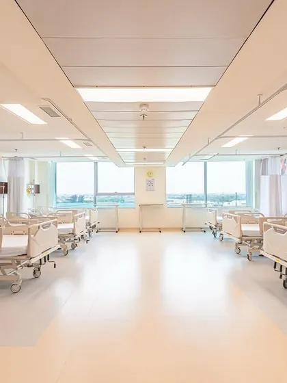 This multi-bed ward at Fortis Hospital in Greater Noida is designed with large windows to provide every patient with natural light. The layout is organized and efficient, ensuring ample space for caregivers to work effectively.