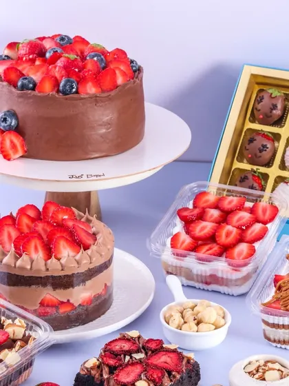 When strawberry season arrives, my kitchen is filled with the scent of fresh berries. This is a snapshot of our seasonal strawberry collection, featuring everything from large celebration cakes and mini dessert tubs to chocolate-dipped strawberries. I use only fresh, high-quality fruit in all my bakes.