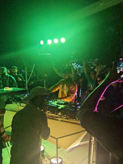 The energy under the green lights was amazing. A great moment from a sundowner party where the crowd was fully engaged.