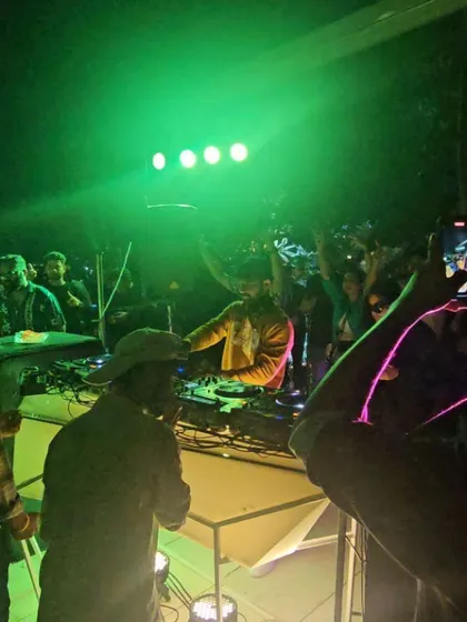 The energy under the green lights was amazing. A great moment from a sundowner party where the crowd was fully engaged.