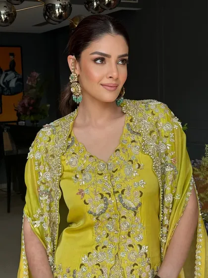 A close-up of Priyanka's daytime glam. The bronze eyes are soft yet defined, perfect for a sophisticated day event.