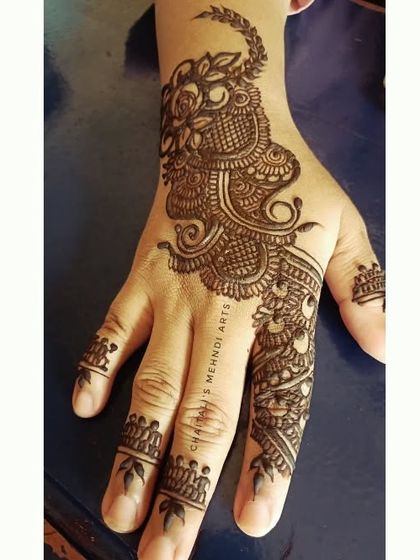 A stylish Arabic design for the back of the hand. It combines floral and paisley elements with delicate finger details for a modern and chic look.