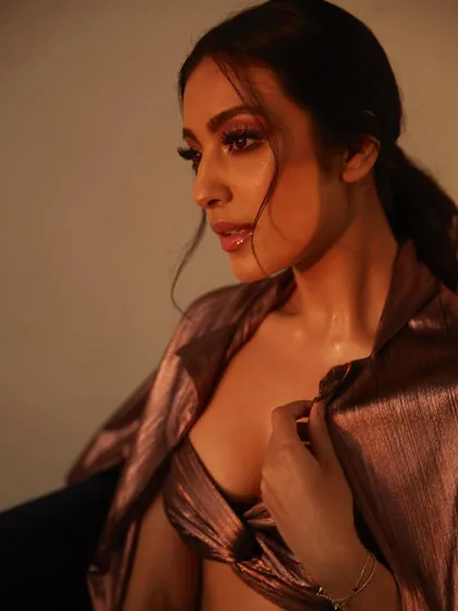 Golden hour with Sahher Bambba in this metallic co-ord set. The shimmering fabric and relaxed silhouette make it a glamorous yet effortless look for an evening out.